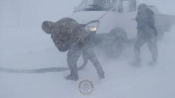 Сотрудники МЧС спасали людей на трассах Казахстана  - Sputnik Казахстан