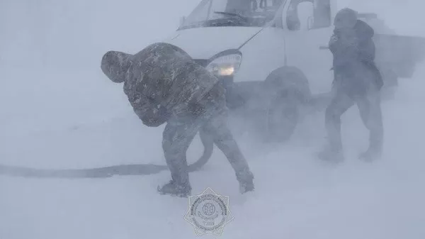 Сотрудники МЧС спасали людей на трассах Казахстана  - Sputnik Казахстан