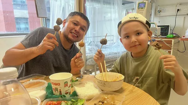 Данияр Тәліпов баласының еміне жиналған ақшаны сырқат балаларға үлестіріп берді - Sputnik Қазақстан