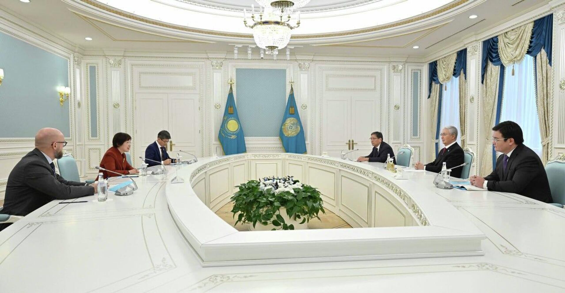 Мемлекет басшысы Азия инфрақұрылымдық инвестициялар банкінің президенті Цзоу Цзяиді қабылдады - Sputnik Қазақстан, 1920, 09.02.2026