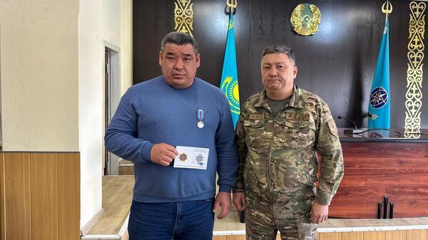 Шығыс Қазақстанда балаларды өрттен құтқарған мұғалім марапатталды - Sputnik Қазақстан