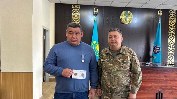 Учителя из ВКО наградили за спасение детей из пожара  - Sputnik Казахстан