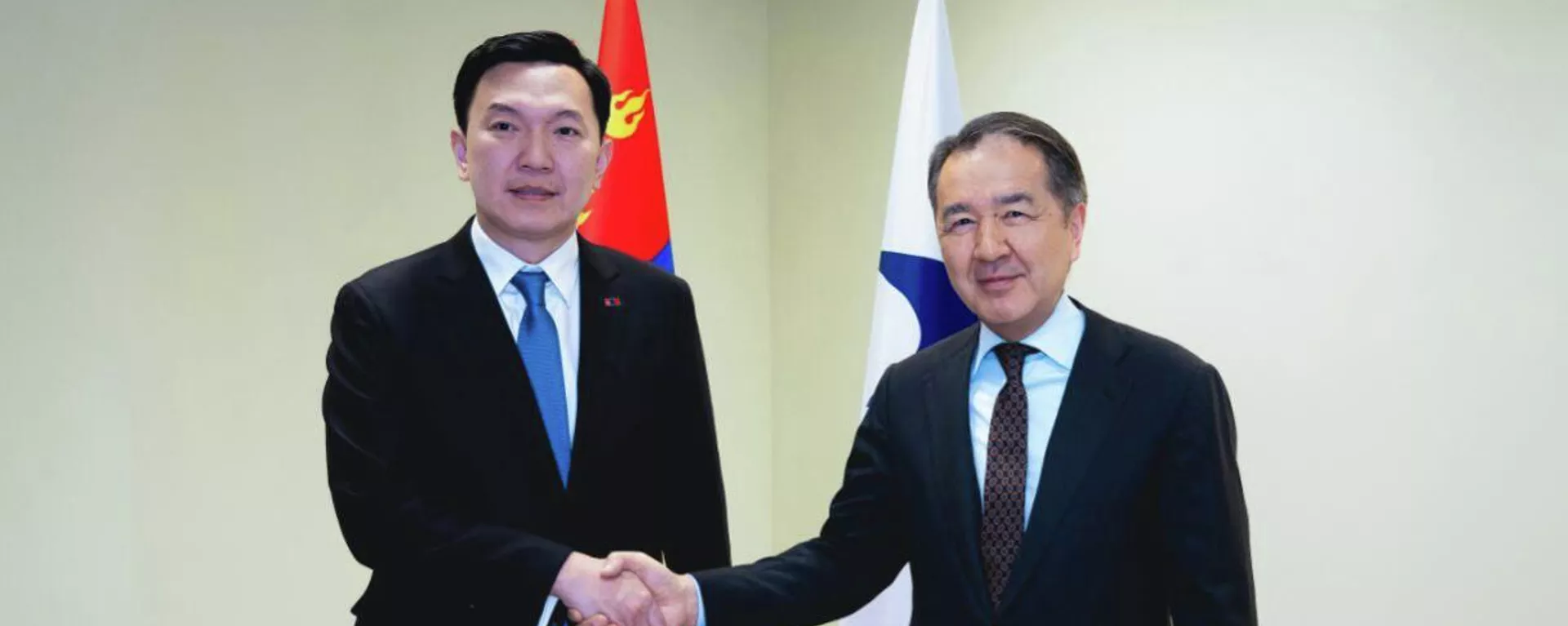 Председатель Великого Государственного Хурала Монголии Ням-Осорын Учрал и председатель Коллегии ЕЭК Бакытжан Сагинтаев  - Sputnik Казахстан, 1920, 11.02.2026