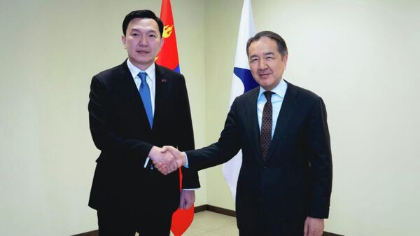 Председатель Великого Государственного Хурала Монголии Ням-Осорын Учрал и председатель Коллегии ЕЭК Бакытжан Сагинтаев  - Sputnik Казахстан