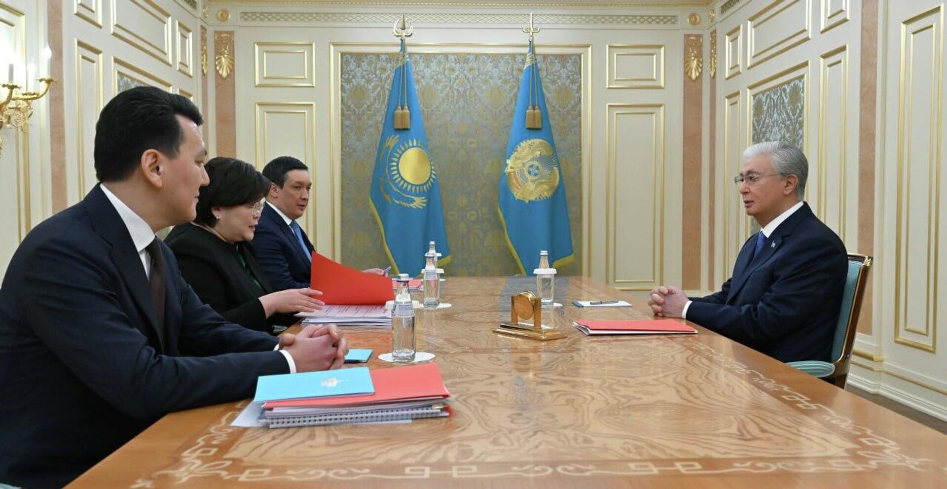 Конституционная комиссия представила главе государства итоговый проект новой Конституции  - Sputnik Казахстан, 1920, 11.02.2026