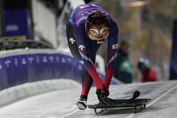 Южнокорейская спортсменка Хон Суджун проводит тренировку по скелетону среди женщин на зимних Олимпийских играх 2026 года, Италия. - Sputnik Казахстан