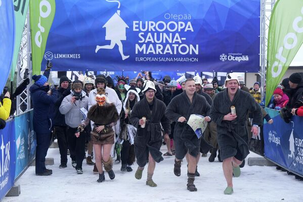 Люди бегут во время банного марафона, Эстония. - Sputnik Казахстан