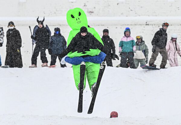 Участник горнолыжного фестиваля "Крутой спуск. Кремль" выступает на трассе у стен Казанского Кремля. - Sputnik Казахстан