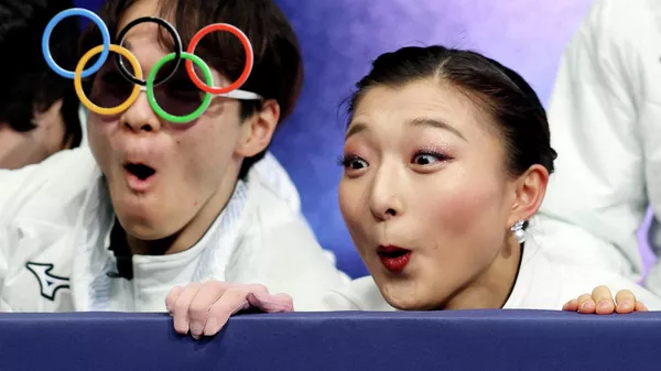 Каори Сакамото из Японии реагирует вместе со своей командой после выступления в произвольной программе женского одиночного катания, Италия - Sputnik Казахстан