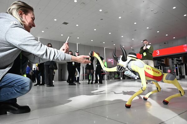 Собака-робот подает лапу на сельскохозяйственной выставке "Казань Агро", Россия. - Sputnik Казахстан