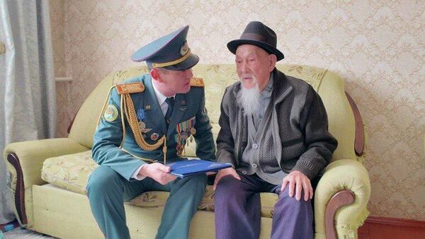 Военнослужащие Луговского гарнизона поздравили фронтовика Шалданбая Шанбаева со 102-летием - Sputnik Казахстан