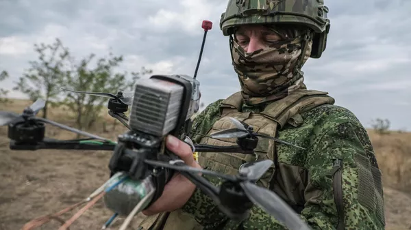 Военнослужащий группировки войск Днепр подготавливает FPV дрон к боевому вылету - Sputnik Казахстан