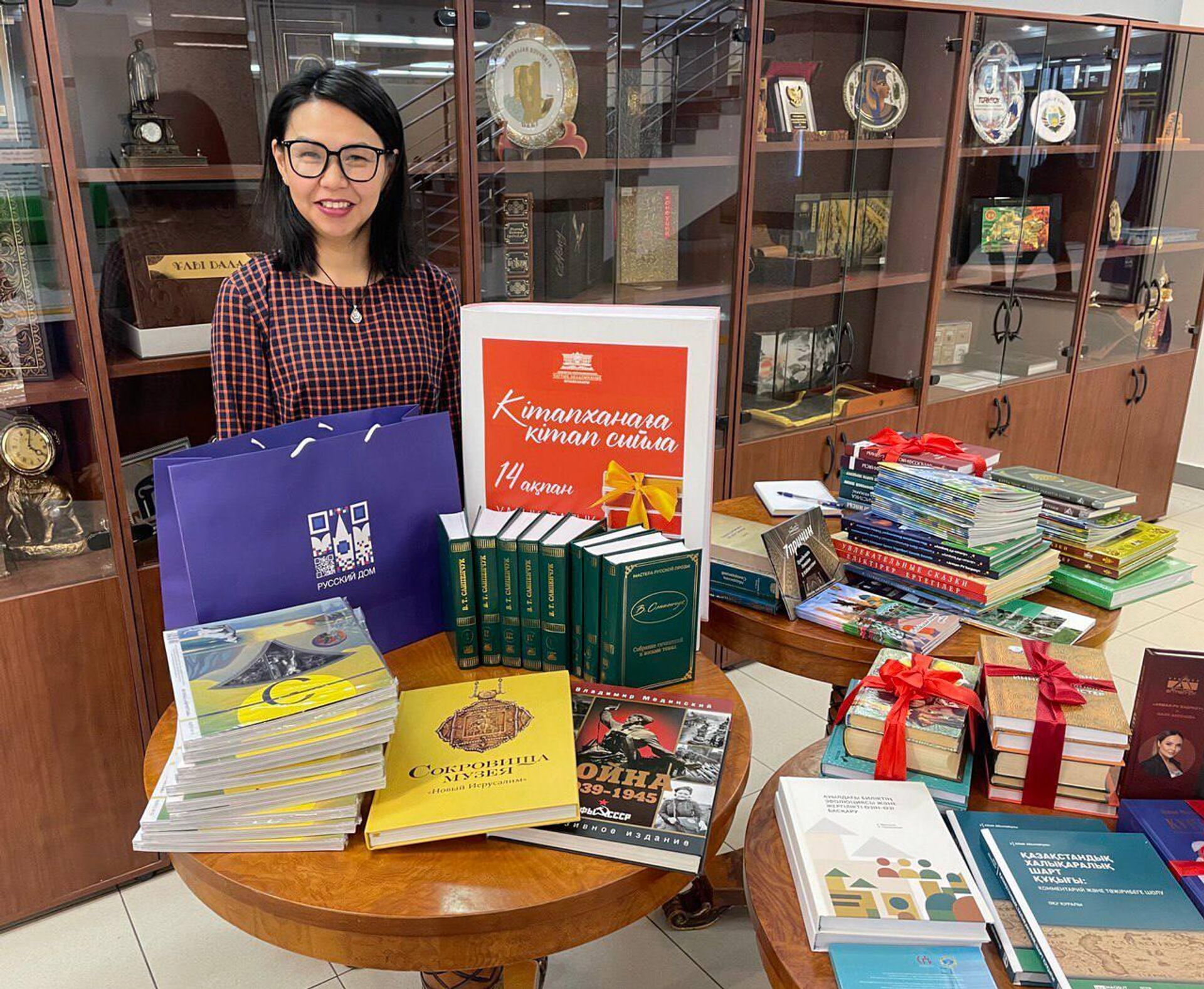 Русский дом в Астане передал книги в дар Национальной библиотеке Казахстана Русский дом в Астане передал книги в дар Национальной библиотеке Казахстана - Sputnik Казахстан, 1920, 18.02.2026
