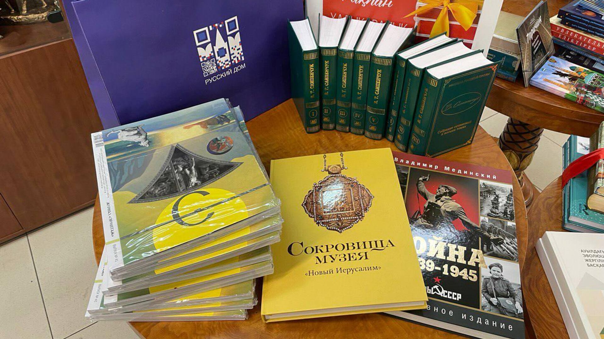 Русский дом в Астане передал книги в дар Национальной библиотеке Казахстана Русский дом в Астане передал книги в дар Национальной библиотеке Казахстана - Sputnik Казахстан, 1920, 14.02.2026