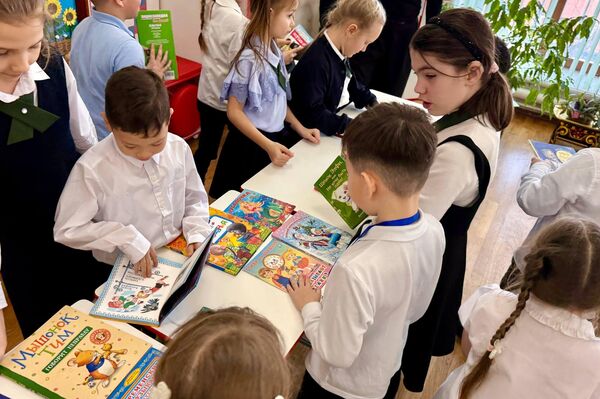 Праздник в Международный день дарения книги провел Русский дом в Усть-Каменогорске Праздник в Международный день дарения книги провел Русский дом в Усть-Каменогорске - Sputnik Казахстан