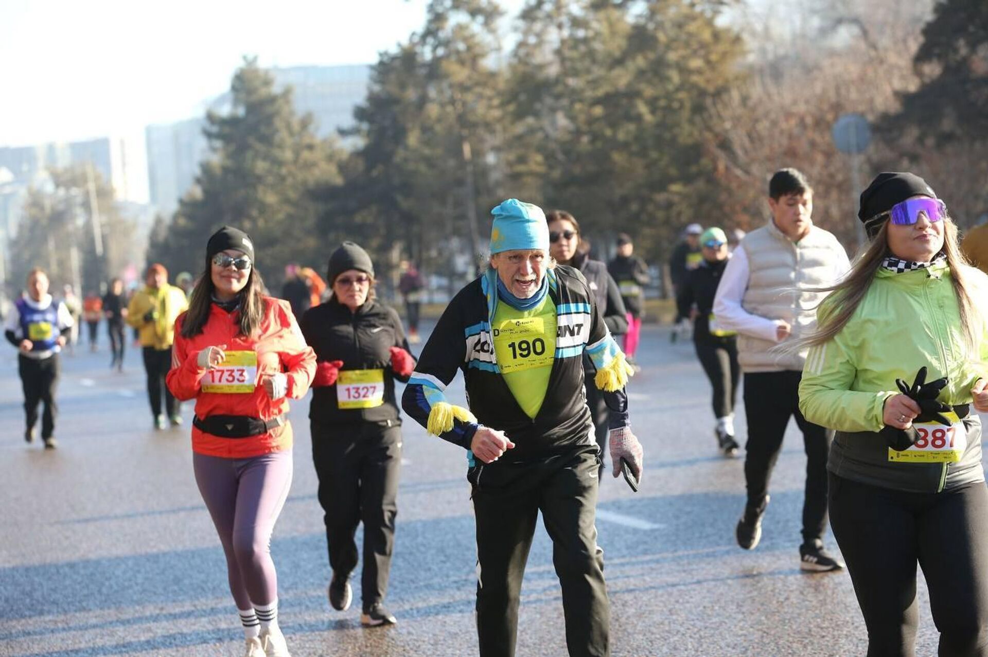 2500 участников из 22 стран вышли на старт бегового сезона в Алматы - Sputnik Қазақстан, 1920, 15.02.2026