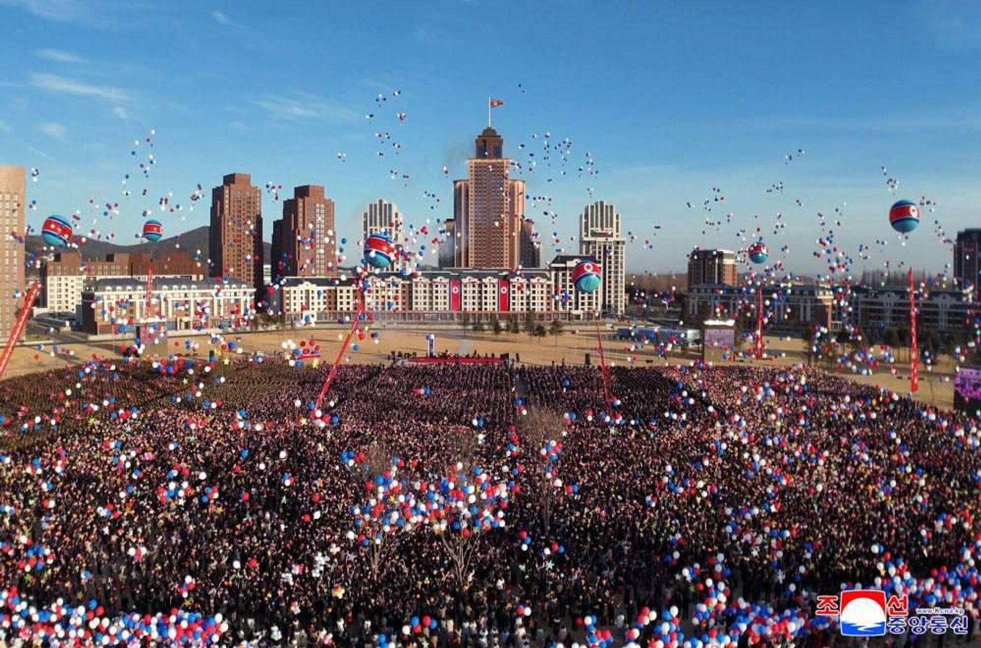 Ким Чен Ын открыл в Пхеньяне жилой квартал и улицу, названную в честь участников боевых действий в Курской области - Sputnik Казахстан, 1920, 16.02.2026