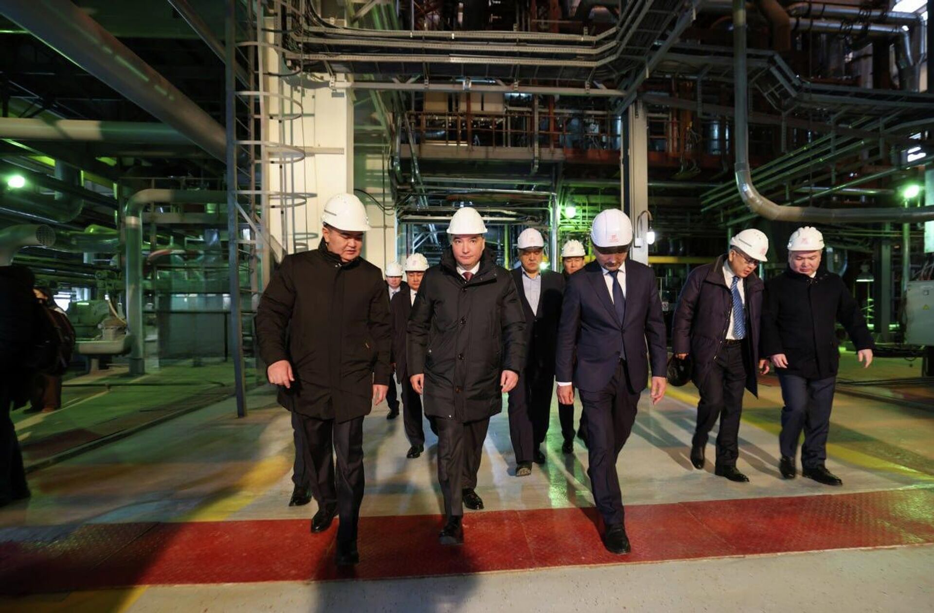 Премьер Казахстана Олжас Бектенов посетил ТЭЦ-3 в Астане - Sputnik Қазақстан, 1920, 16.02.2026