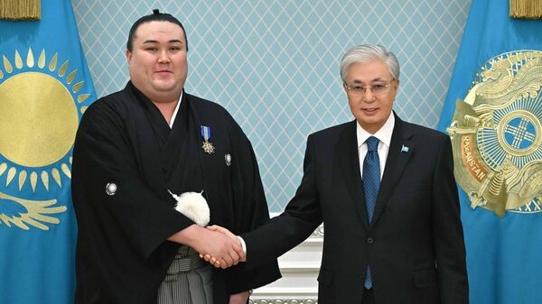 Токаев наградил сумоиста Ерсина Балтагула орденом Барыс ІІ степени - Sputnik Казахстан