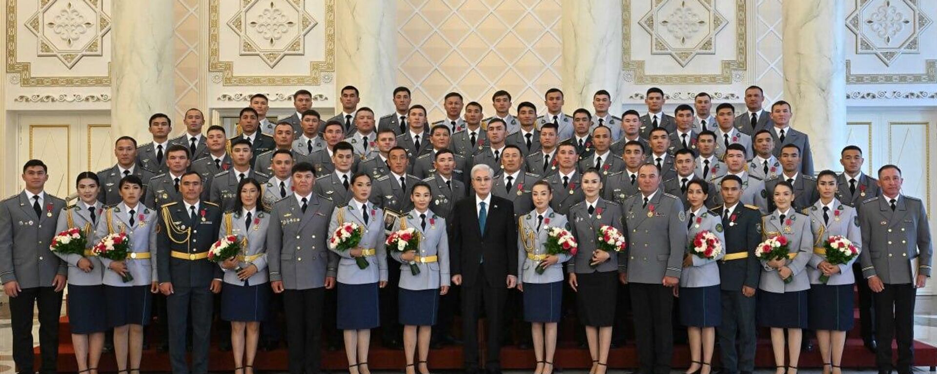 Касым-Жомарт Токаев с победителями международного турнира UAE SWAT Challenge-2026 - Sputnik Қазақстан, 1920, 16.02.2026