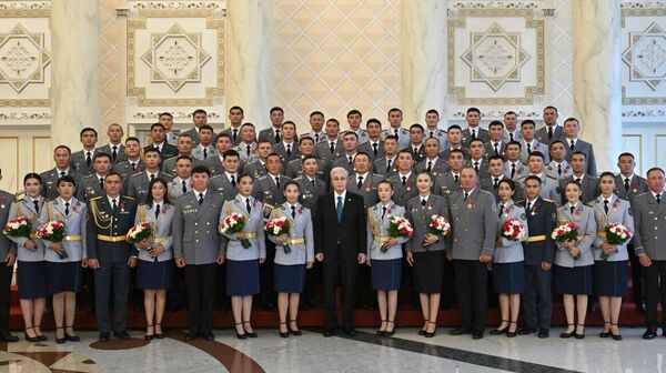 Касым-Жомарт Токаев с победителями международного турнира UAE SWAT Challenge-2026 - Sputnik Қазақстан