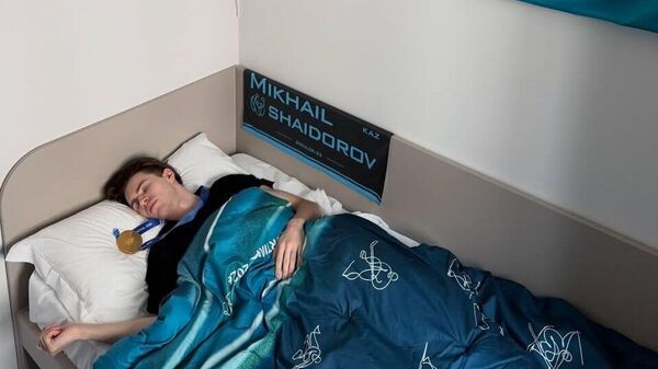 Олимпийский чемпион казахстанец Михаил Шайдоров опубликовал спящего себя с золотой медалью - Sputnik Казахстан