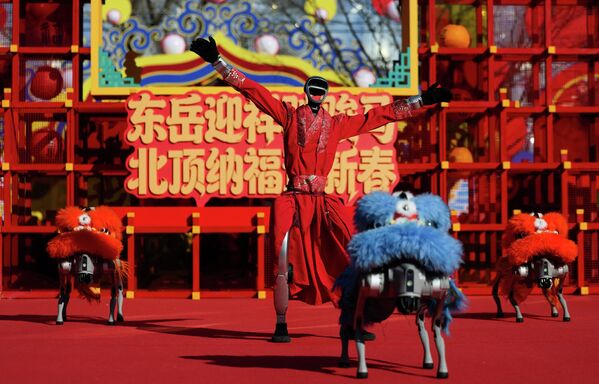 Праздник весны или Лунный Новый год - один из самых значимых и широко отмечаемых праздников в Китае и других странах Юго-Восточной Азии.На фото: празднование Нового года по лунному календарю в Китае. - Sputnik Казахстан