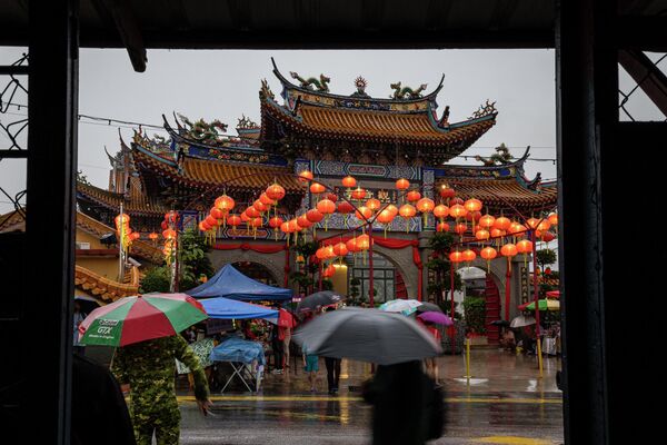 2026-й год согласно восточному гороскопу начинается 17 февраля - на второе новолуние после зимнего солнцестояния.На фото: празднование Нового года по лунному календарю в Малайзии. - Sputnik Казахстан