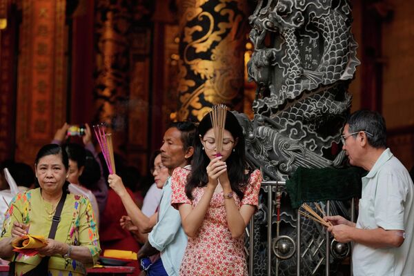 Лунный Новый год празднуют как в Поднебесной, так и в других странах, где используют лунный календарь: в Индонезии, Монголии, Корее, Вьетнаме, Малайзии, Мьянме, на Филиппинах.На фото: празднование Нового года по лунному календарю в Мьянме. - Sputnik Казахстан