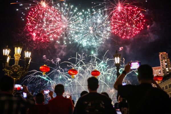 Согласно восточному гороскопу, 2026 год обещает быть полным перемен и трудностей, которые в итоге приведут к счастливому будущему. Что ж, нам всем очень хотелось бы в это верить!На фото: празднование Нового года по лунному календарю на Филиппинах. - Sputnik Казахстан