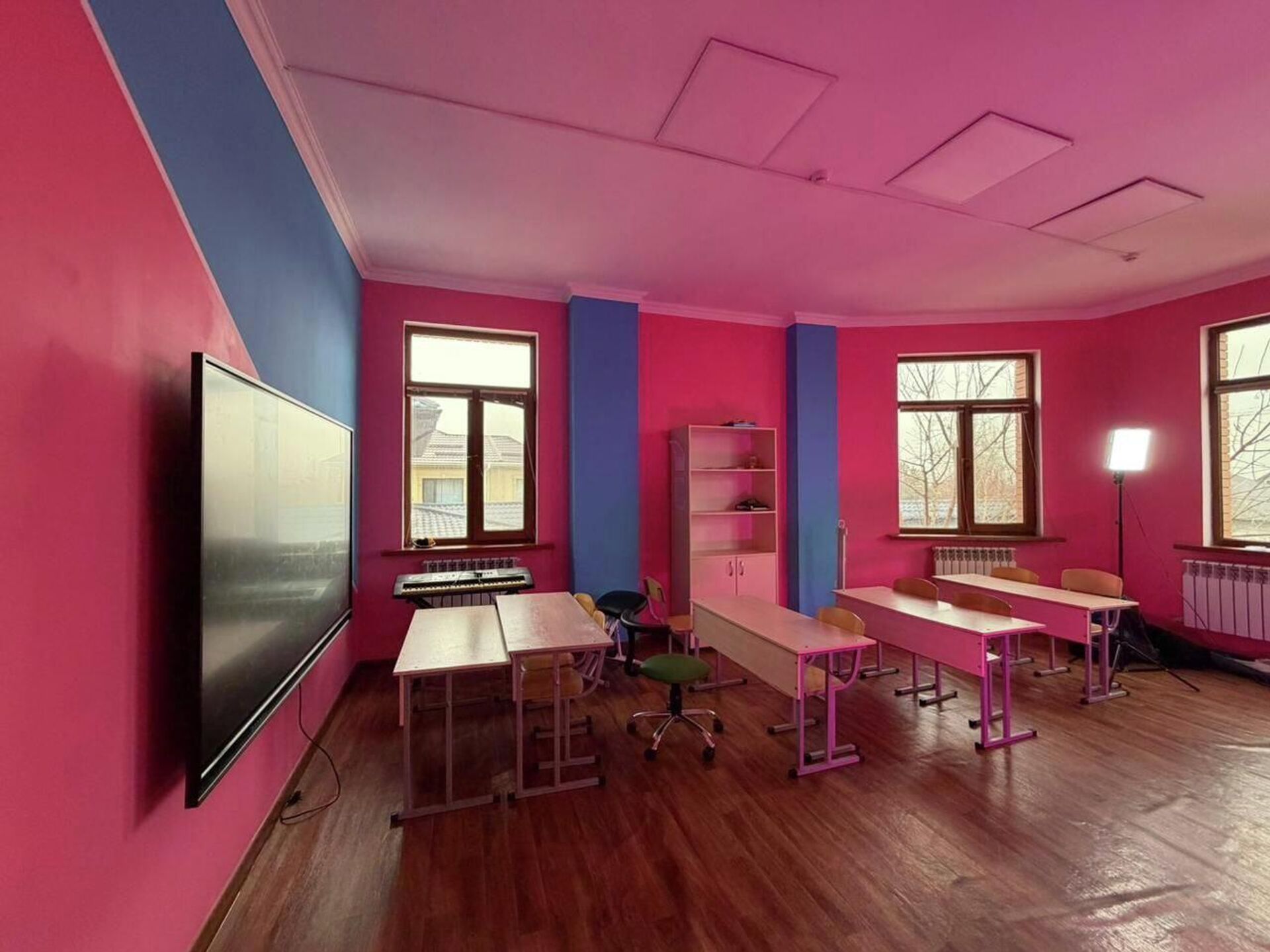 Алматыда 245 ерекше бала білім алатын инклюзивті мектеп жабылуға шақ тұр - Sputnik Қазақстан, 1920, 17.02.2026