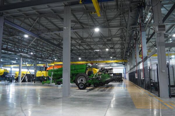 Делегация Восточно-Казахстанской области посетила предприятие по производству сельхозтехники в Барнауле - Sputnik Казахстан