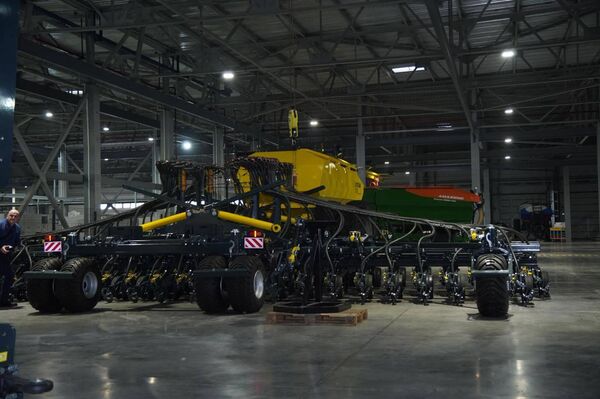 Делегация Восточно-Казахстанской области посетила предприятие по производству сельхозтехники в Барнауле - Sputnik Казахстан