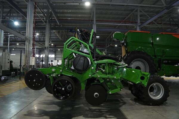 Делегация Восточно-Казахстанской области посетила предприятие по производству сельхозтехники в Барнауле - Sputnik Казахстан