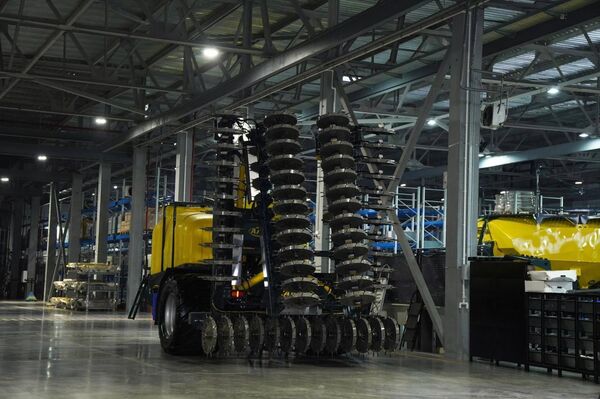 Делегация Восточно-Казахстанской области посетила предприятие по производству сельхозтехники в Барнауле - Sputnik Казахстан