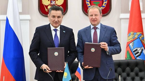 Аким ВКО Нурымбет Сактаганов и губернатор Алтайского края Виктор Томенко  - Sputnik Казахстан