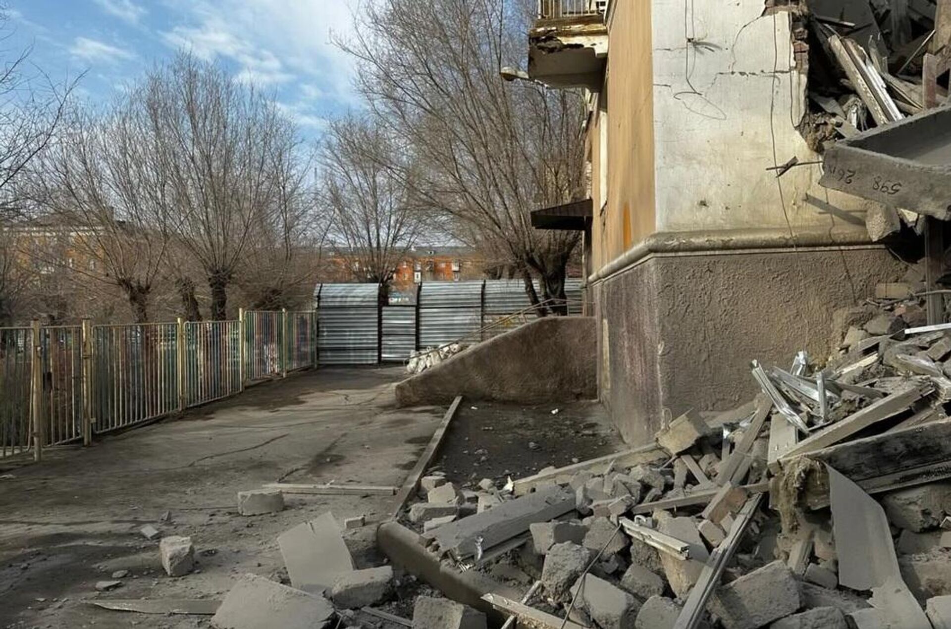 Подъезд обрушился в одном из домов в городе Балхаш - Sputnik Казахстан, 1920, 19.02.2026