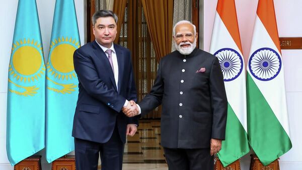 Премьер Казахстана Олжас Бектенов и премьер Индии Нарендра Моди - Sputnik Қазақстан