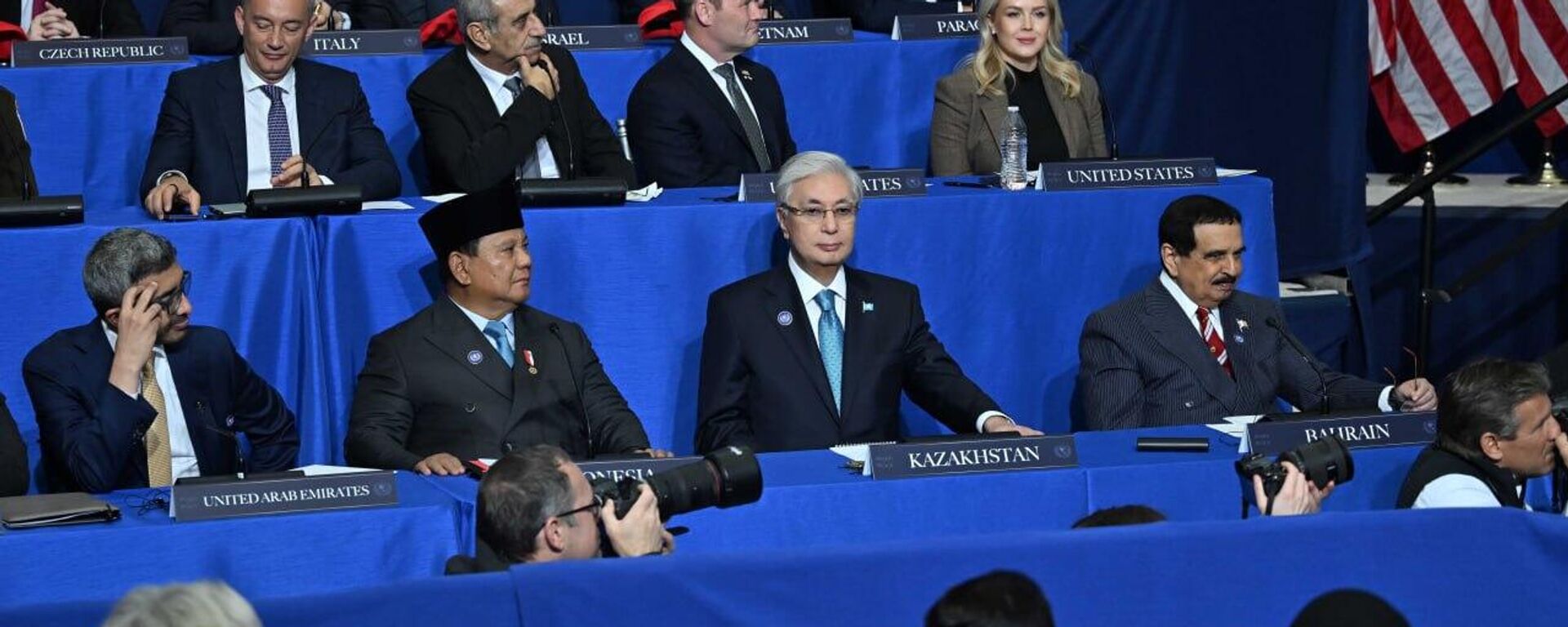 Касым-Жомарт Токаев принимает участие в инаугурационном заседании Совета мира в Вашингтоне - Sputnik Казахстан, 1920, 19.02.2026