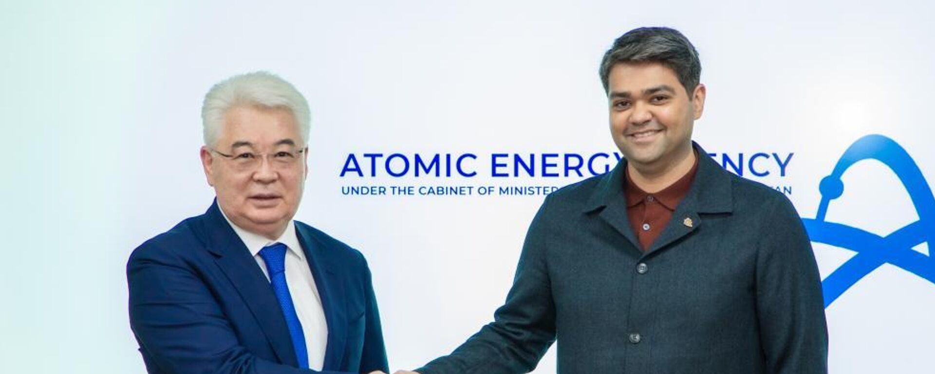 Посол Казахстана в Узбекистане Бейбут Атамкулов и директор Агентства по атомной энергетике УзАтом Азим Ахмедхаджаев - Sputnik Казахстан, 1920, 20.02.2026