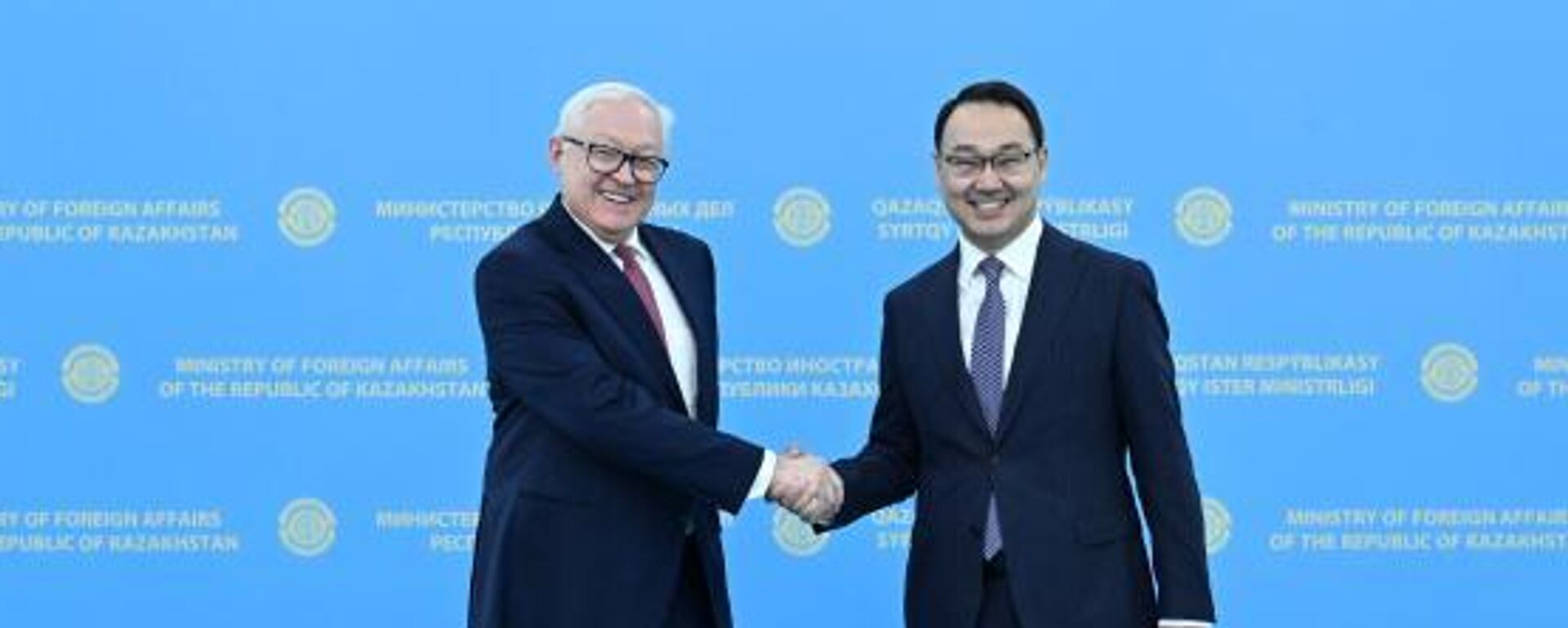 Замглавы МИД РФ Сергей Рябков и первый замглавы МИД Казахстана Ержан Ашикбаев - Sputnik Казахстан, 1920, 19.02.2026