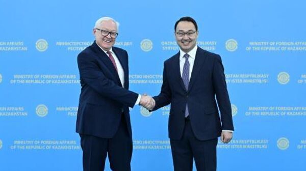 Замглавы МИД РФ Сергей Рябков и первый замглавы МИД Казахстана Ержан Ашикбаев - Sputnik Казахстан