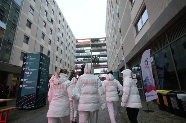 Организаторы Олимпиады столкнулись с неожиданной проблемой: всего за три дня участники Олимпийского городка исчерпали весь запас бесплатных презервативов, приготовленных специально для Игр - а это ни много ни мало - около десяти тысяч единиц. Разводя руки, директор по коммуникациям Международного олимпийского комитета Марк Адамс объяснил этот дефицит повышенным спросом накануне праздника Дня святого Валентина. - Sputnik Казахстан