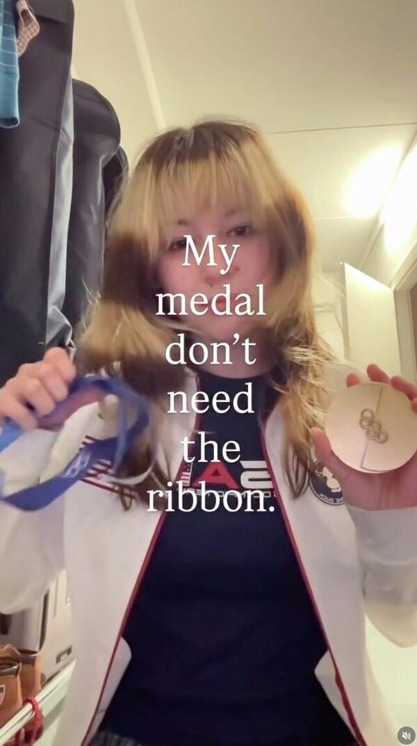 Наибольший резонанс среди болельщиков, как и самих олимпийцев, вызвала череда конфузов с медалями - награды попросту ломались!Так фигуристка из США Алиса Лью поделилась в соцсетях историей о том, как у её золотой медали, полученной в командном турнире, неожиданно оборвалась лента. Подобные инциденты с олимпийскими наградами возникали и у других ее олимпийских "коллег". - Sputnik Казахстан