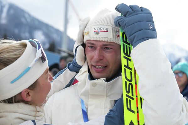 Норвежский биатлонист Стурла Легрейд, завоевавший бронзу в индивидуальной гонке на 20 километров, сразу после вручения награды публично, во время телевизионного интервью признал свою неверность бывшей возлюбленной. Хотя позже спортсмен и принес извинения, его экс-подруга выразила сомнения в возможности прощения подобного поступка. - Sputnik Казахстан