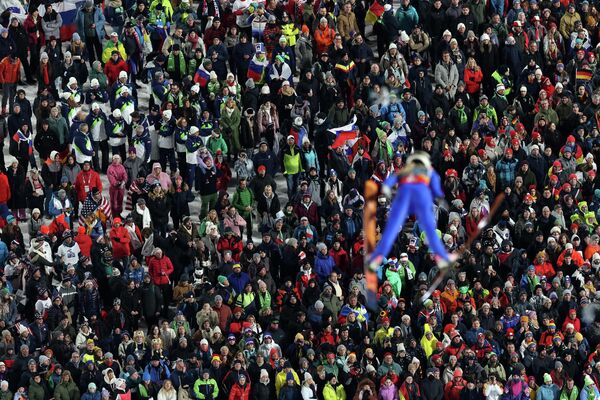 Не обошлось без инцидентов и в прыжках на лыжах с трамплина. Сначала от соревнований был отстранен главный тренер сборной Финляндии Игор Медвед. Причина: злоупотребление алкоголем, "нарушающее правила и ценности финской команды". Несмотря на это финские атлеты продолжали выступления самостоятельно. Один из них, Илкка Херола, запечатлён на фотографии во время квалификационных состязаний по прыжкам с трамплина. - Sputnik Казахстан