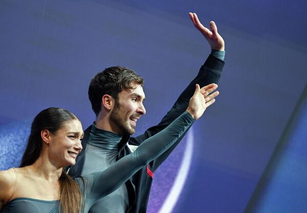 Французские фигуристы Гийом Сизерон и Лоранс Фурнье-Бодри стали героями крупного скандала после победы в соревнованиях танцев на льду на Олимпиаде-2026. Незадолго до старта Игр бывшая партнёрша Сизерона обвинила его в абьюзе и насилии. Сама же Фурнье-Бодри раньше выступала вместе с канадским танцором Николаем Серенсеном, известным обвинениями в изнасиловании ещё в 2012 году, после чего он был временно отстранён от выступлений.  Кроме того, возникли претензии к судьям, подозреваемым в искусственном завышении оценок французского дуэта относительно американского, занявшего второе место.На фото: Лоранс Фурнье Бодри и Гийом Сизерон (Франция) выступают с произвольной программой в танцах на льду на XXV зимних Олимпийских играх в Милане. - Sputnik Казахстан