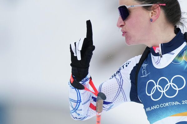 Французская биатлонистка Джулия Симон на данный момент завоевала золото на дистанции 15 километров и в смешанной эстафете на Играх этого года, что позволило ей стать величайшей биатлонисткой Франции в истории, но ее победы были омрачены прошлогодним уголовным преследованием за мошенничество с товарищами по команде.В ноябре прошлого года дисциплинарная комиссия Федерации лыжного спорта Франции отстранила биатлонистку на месяц после приговора по делу о мошенничестве с банковскими картами. Общий срок дисквалификации составил шесть месяцев, пять из которых — условно.Ранее Симон призналась, что совершала покупки чужой кредитной картой на сумму более тысячи евро. Ущерб понесли три человека, в том числе её партнёрша по команде — олимпийская чемпионка Жюстин Брезаз‑Буше. - Sputnik Казахстан