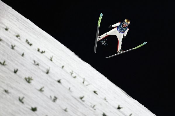 Одним из наиболее резонансных эпизодов Олимпиады стала публикация немецкой газеты Bild, раскрывшая слухи среди участников соревнований по прыжкам с трамплина. По сообщениям издания, отдельные спортсмены прибегают к инъекциям гиалуроновой кислоты либо парафина непосредственно перед процедурой трехмерного сканирования тела. Цель манипуляций заключается в увеличении размеров интимных частей тела, что позволяет создать более просторные индивидуальные костюмы.  Эти специальные костюмы работают подобно парусу, эффективно захватывая воздух и обеспечивая дополнительную поддержку во время полета, что потенциально повышает спортивные показатели. - Sputnik Казахстан