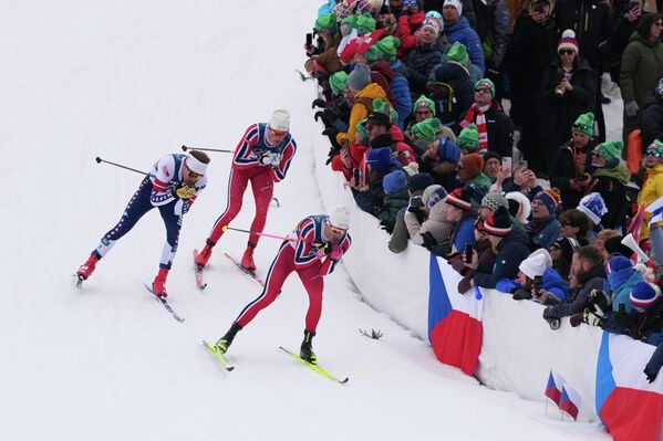 Представители финской и шведской сборных выражали крайнее недовольство решением Международной федерации лыжного спорта и сноуборда (FIS), позволившей участникам из Норвегии и США применять специальный ролик для быстрого нанесения клистера на поверхность лыж во время спринтерских гонок. Данный прибор позволяет оперативно изменять зоны сцепления лыж, что, согласно оценкам специалистов, значительно улучшает шансы на успех на короткой дистанции. - Sputnik Казахстан